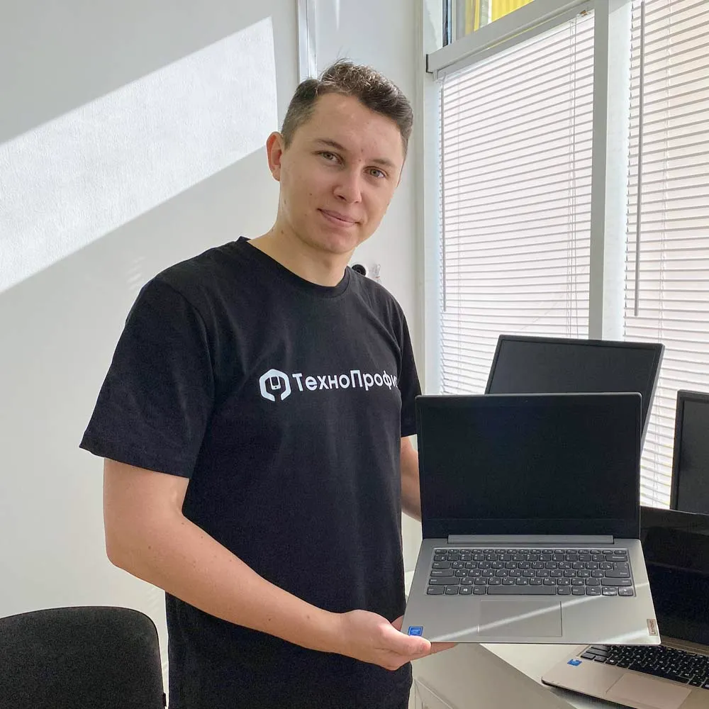 Счастливый клиент с ноутбуком